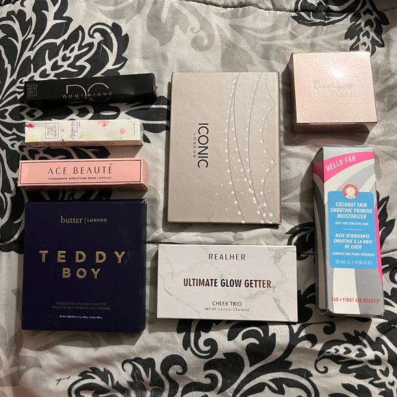 MAKEUP BUNDLE - Picture 1 of 8